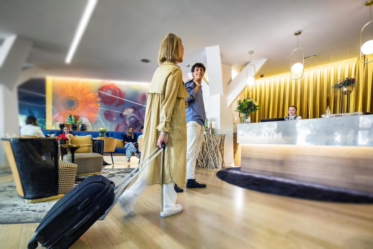 Apartosuites Jardines De Sabatini Мадрид Екстериор снимка