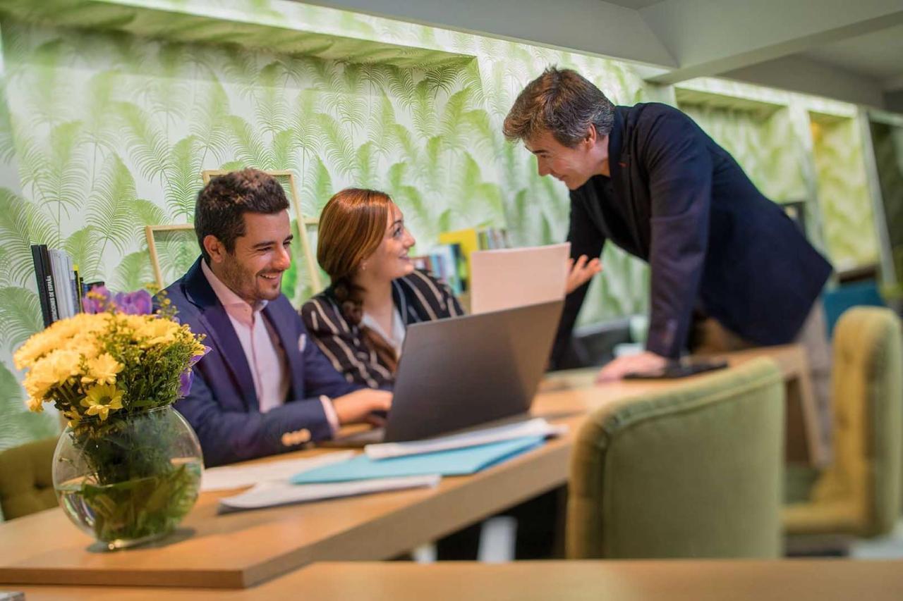 Apartosuites Jardines De Sabatini Мадрид Екстериор снимка
