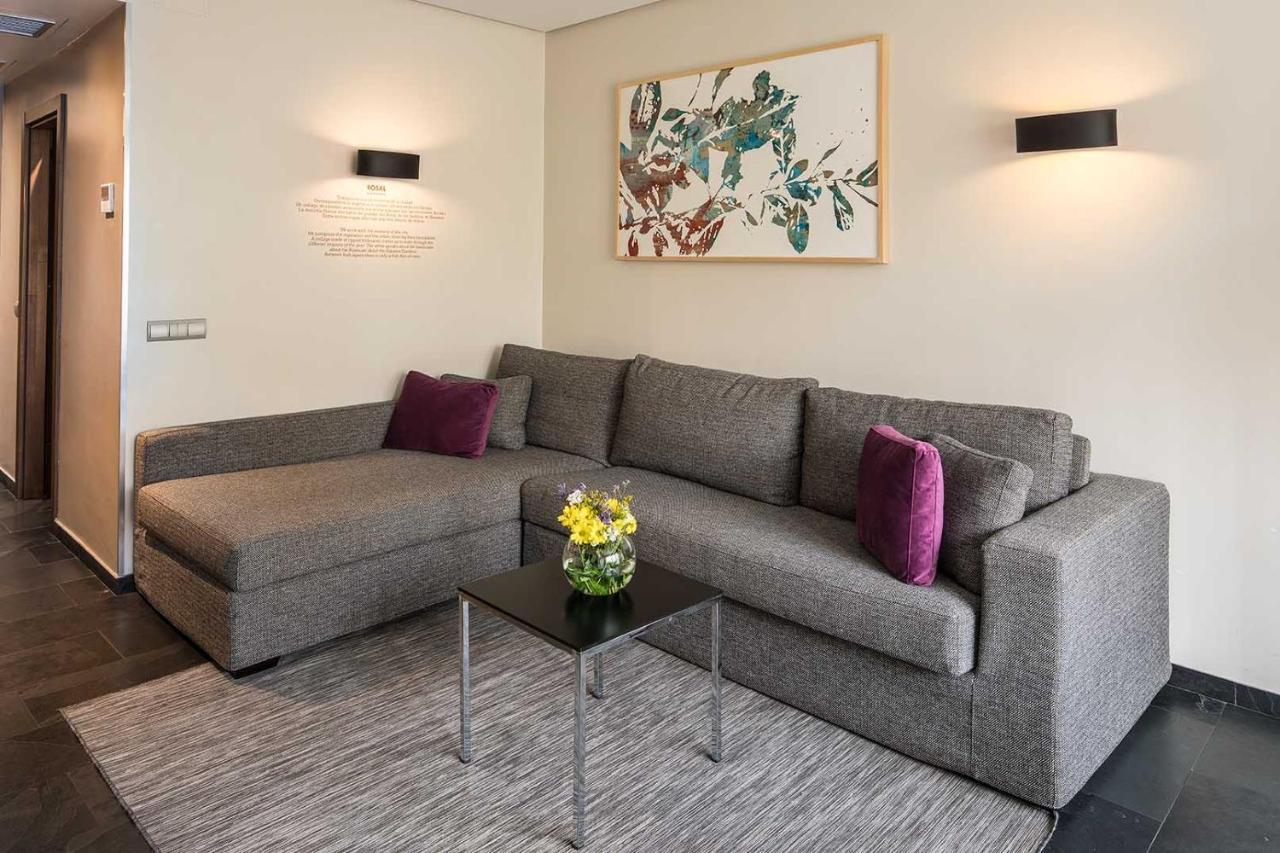 Apartosuites Jardines De Sabatini Мадрид Екстериор снимка