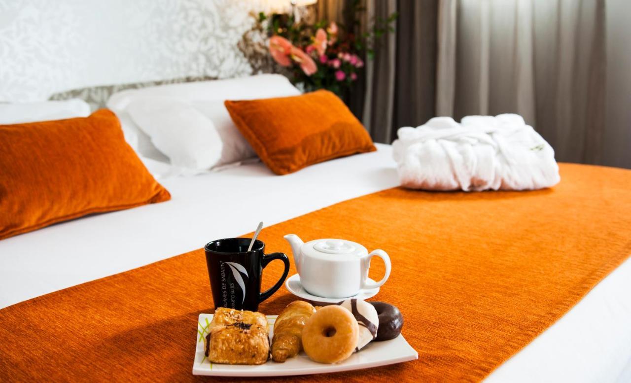 Apartosuites Jardines De Sabatini Мадрид Екстериор снимка