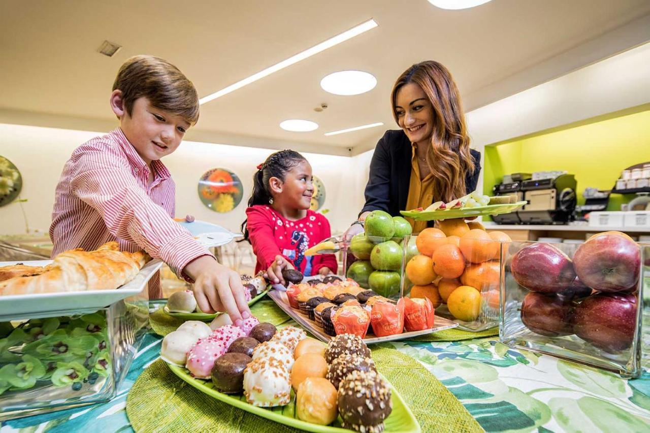 Apartosuites Jardines De Sabatini Мадрид Екстериор снимка