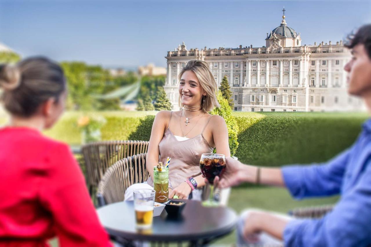 Apartosuites Jardines De Sabatini Мадрид Екстериор снимка