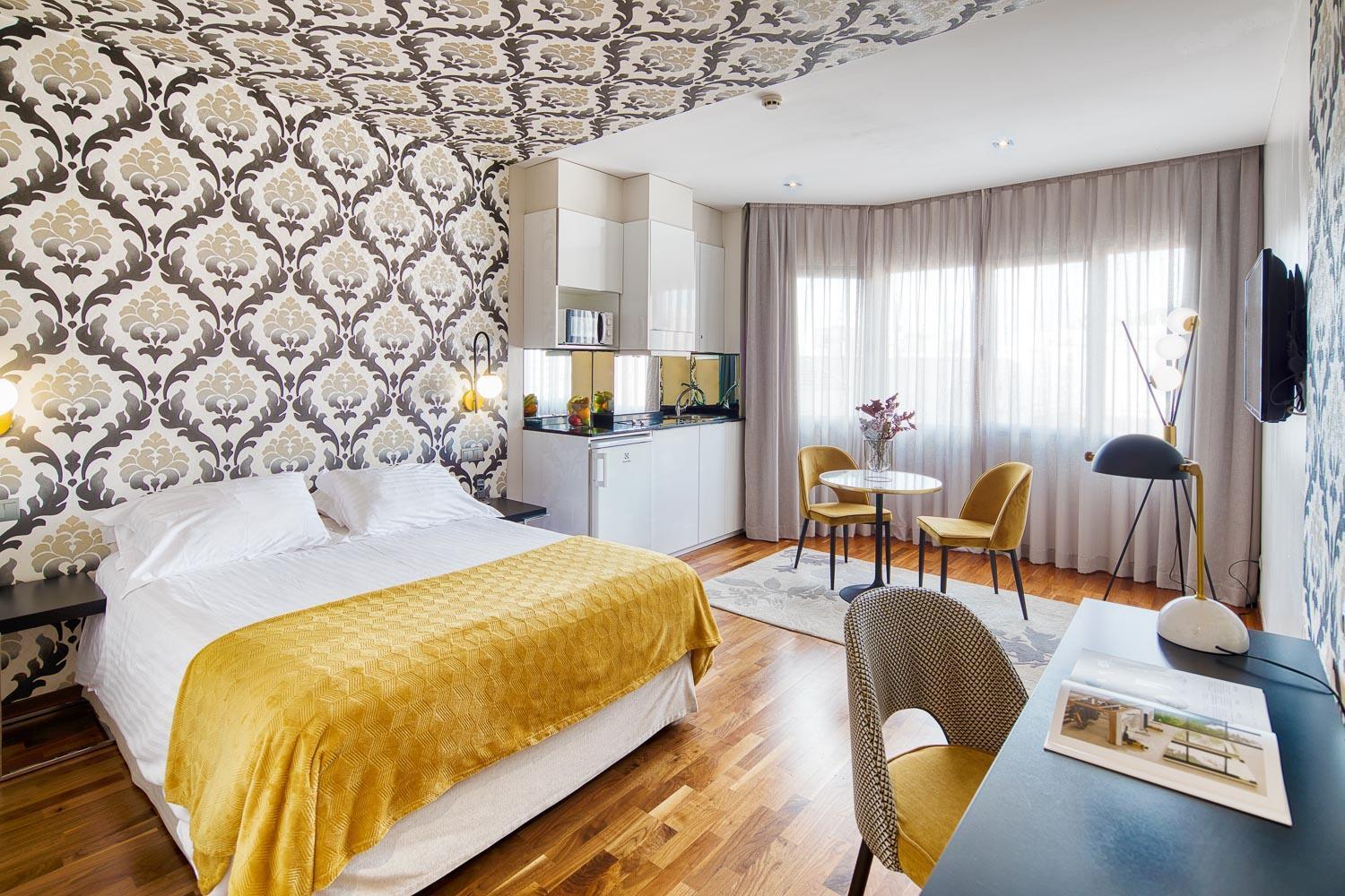 Apartosuites Jardines De Sabatini Мадрид Екстериор снимка