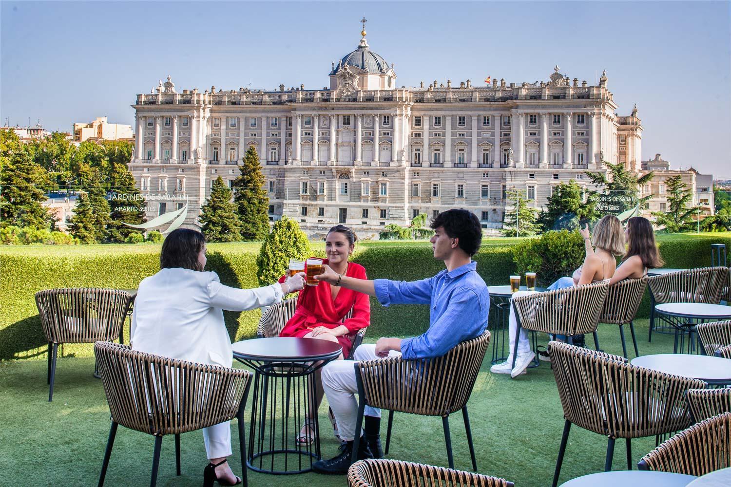 Apartosuites Jardines De Sabatini Мадрид Екстериор снимка