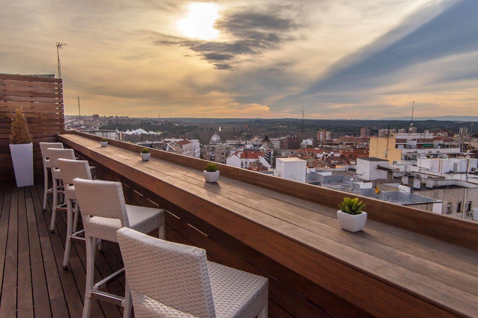 Apartosuites Jardines De Sabatini Мадрид Екстериор снимка