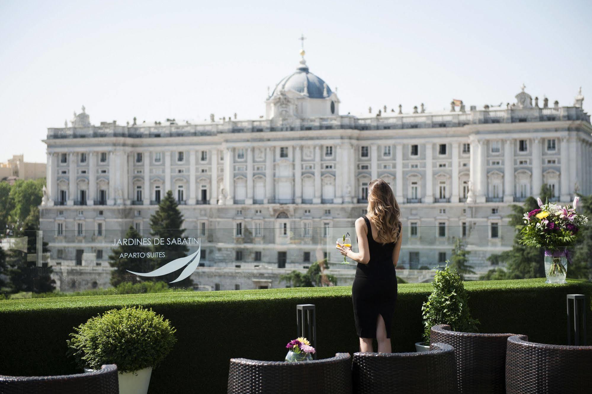 Apartosuites Jardines De Sabatini Мадрид Екстериор снимка