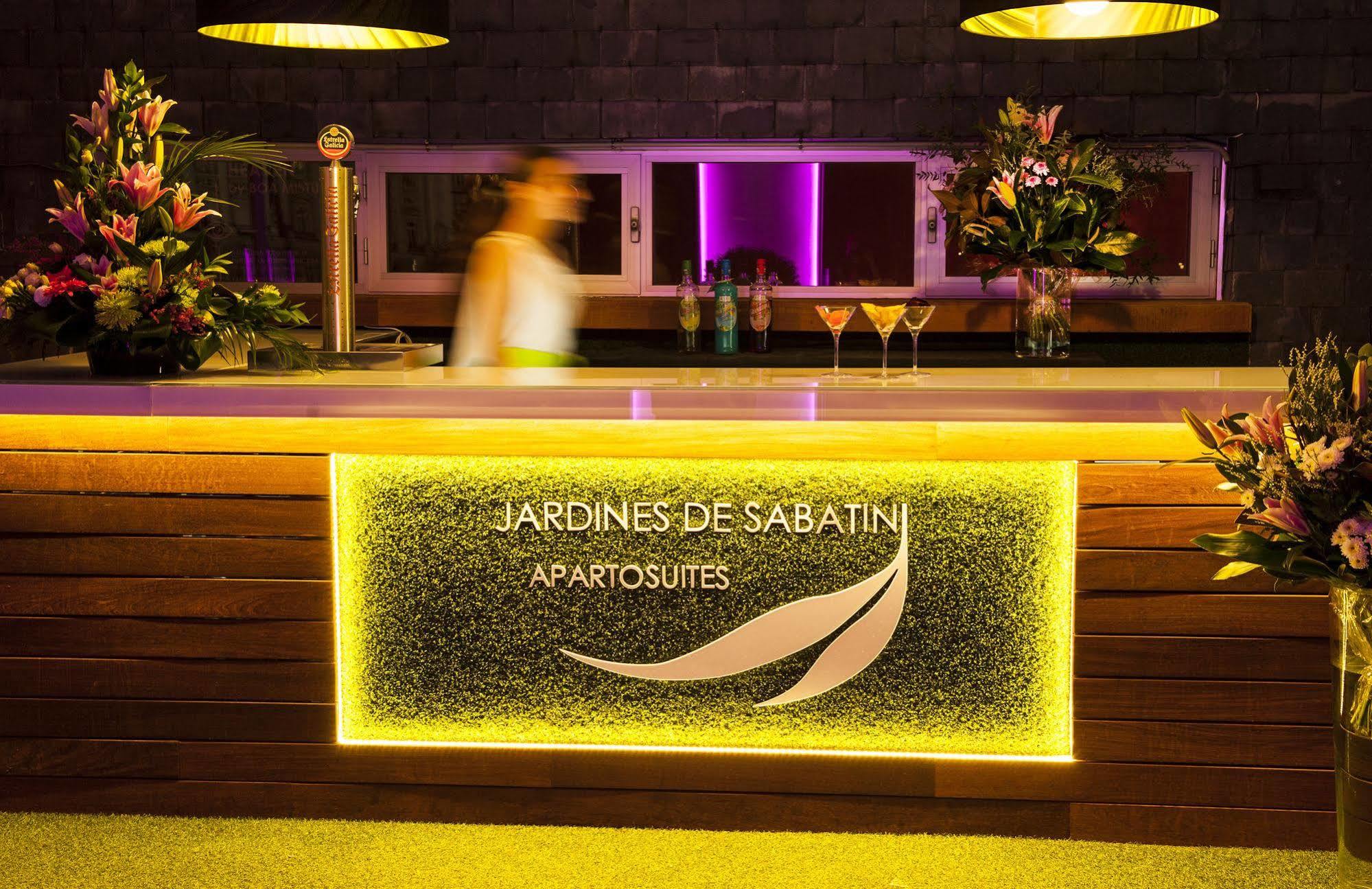 Apartosuites Jardines De Sabatini Мадрид Екстериор снимка