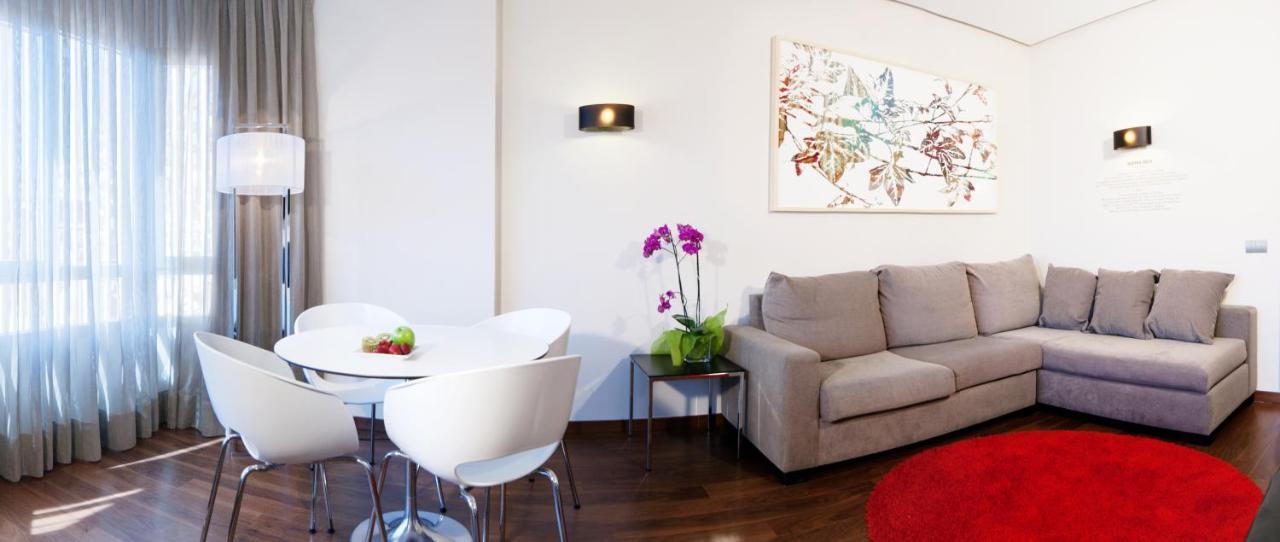 Apartosuites Jardines De Sabatini Мадрид Екстериор снимка